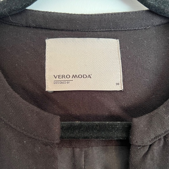 Black Embroidered Cropped Top Blazer Cardi in Pink, Blue, White Flowers - Picture 2 of 4